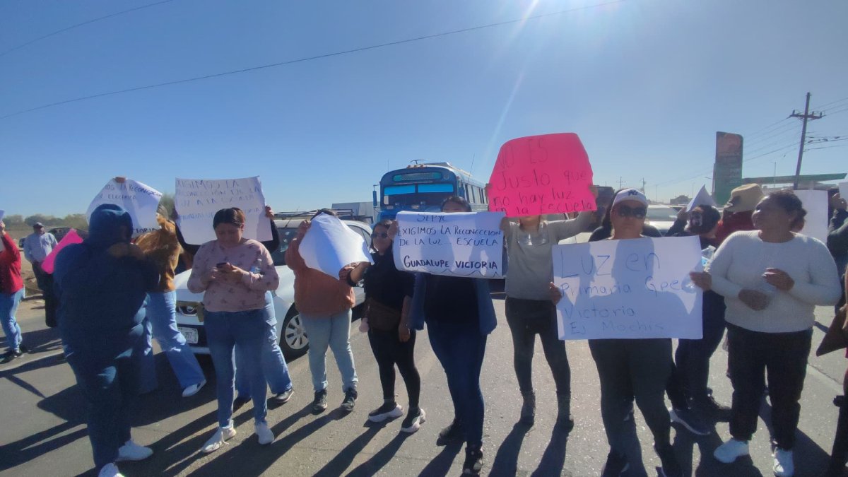 Padres de familia de la escuela Guadalupe Victoria del ejido Mochis bloquean la carretera estatal Los Mochis-Ahome