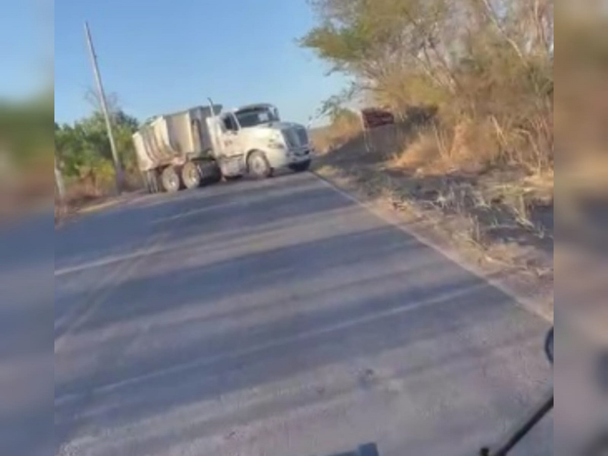 Grupo armado despoja unidad de carga y bloquea la carretera que conduce a Tepuche, Culiacán