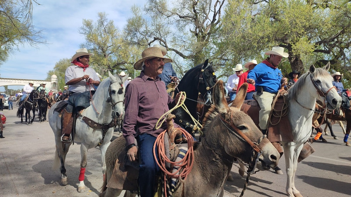 Ganaderos de Ahome realizan su tradicional cabalgata; viven un momento de fiesta familiar