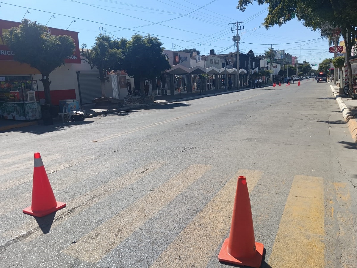 ¡Tiene cerrado pero no arreglan! Liberan comerciantes un carril de la calle Cuauhtémoc, en Guasave