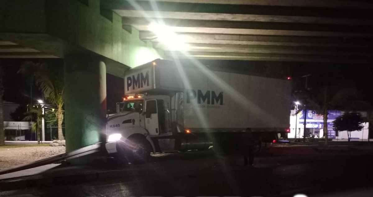 Camión pierde el control y se estrella en el puente de La Corona en Mazatlán