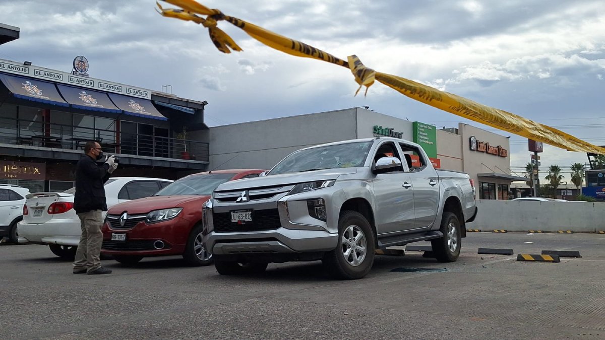 Hallan cristaleada y ponchada una camioneta en plaza comercial de Culiacán; sería un ‘levantón’