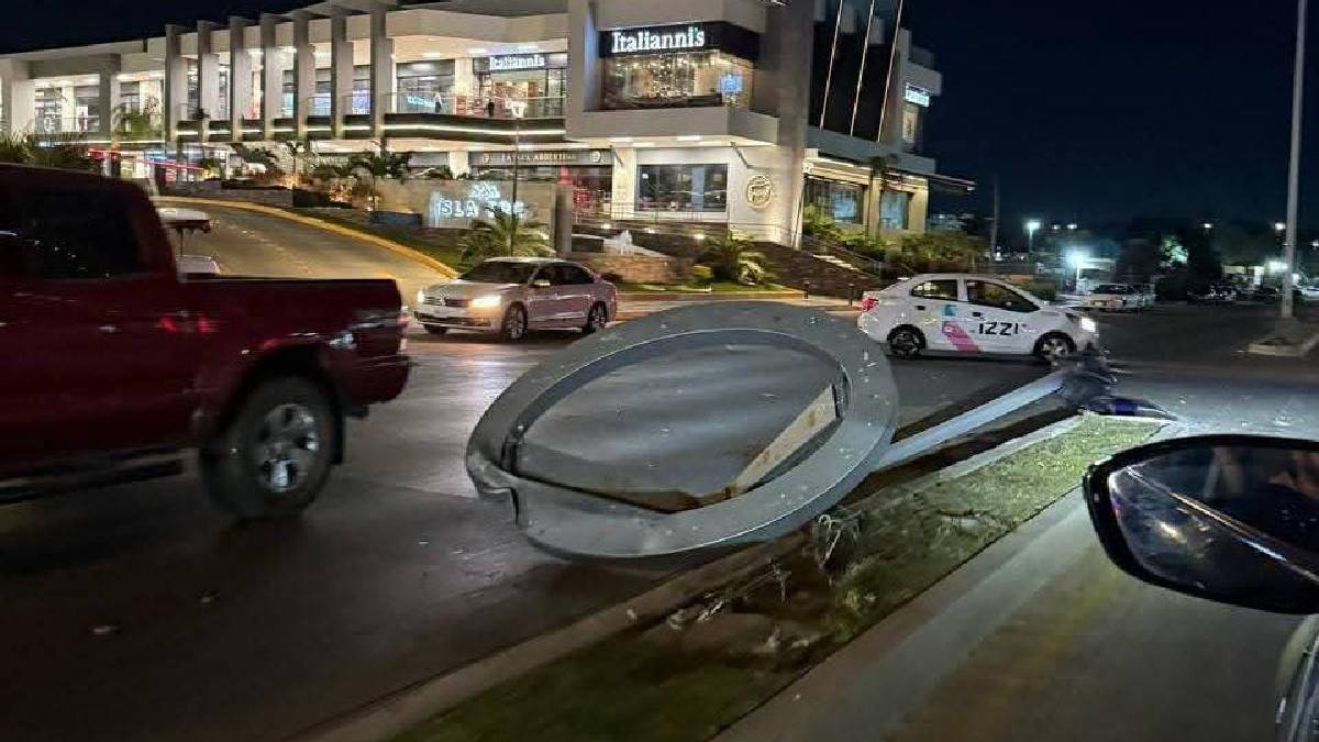 Camioneta choca contra luminaria en Mazatlán y huye del lugar