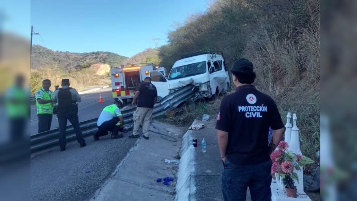Camioneta tipo Van se impacta contra la valla metálica de la Mazatlán-Durango y deja a dos lesionados