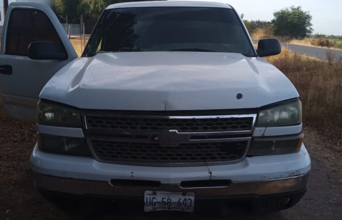Policías recuperan camioneta robada en Culiacán y detienen a una pareja en Guasave