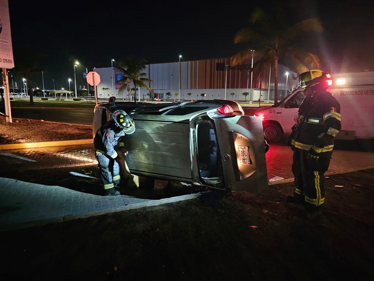 Carro termina volcado tras ser impactado por otro vehículo en Mazatlán