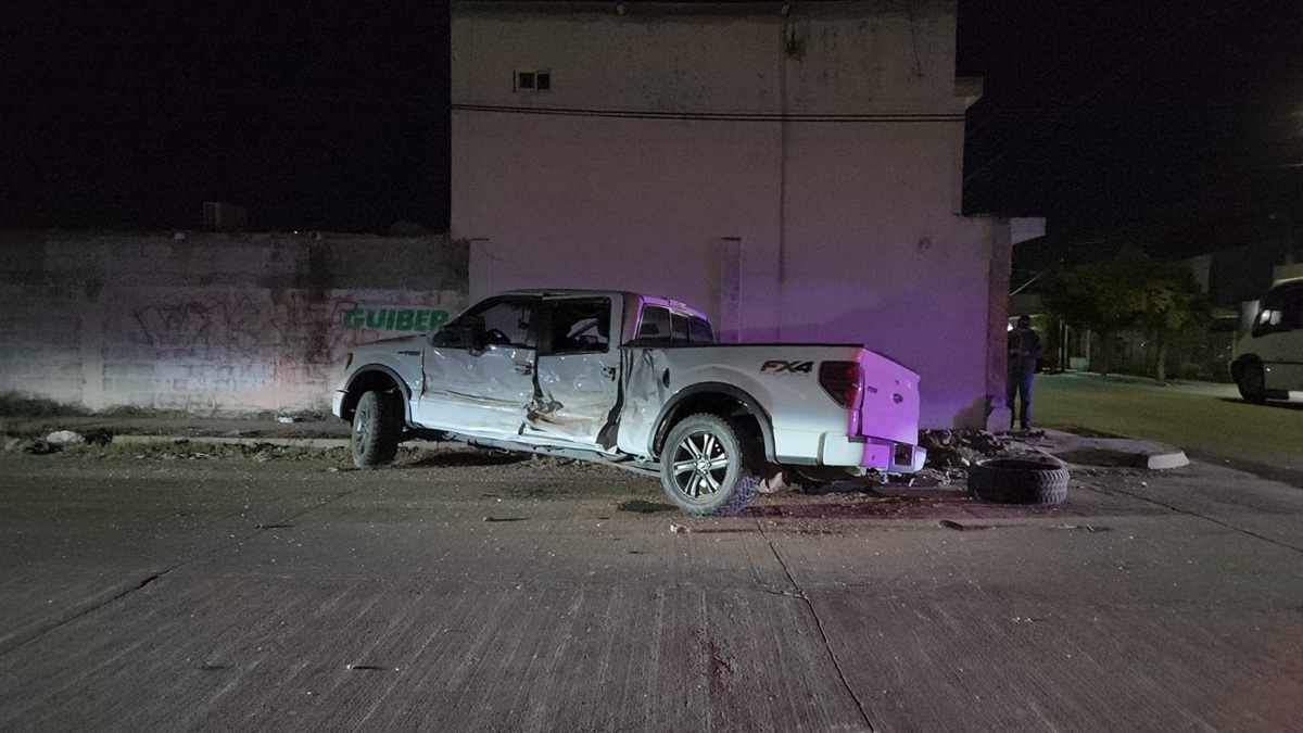 Camión urbano choca contra camioneta y destruye fachada de una vivienda, en Los Mochis
