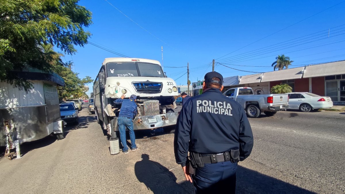 Choque entre camiones urbanos en Los Mochis deja 4 personas lesionadas, entre ellas una mujer embarazada