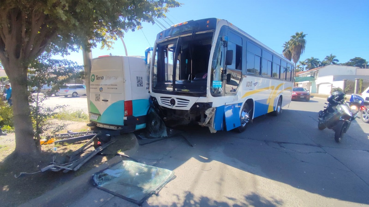 Choque entre un autobús y una vagoneta en el sector centro de Los Mochis deja cinco lesionados