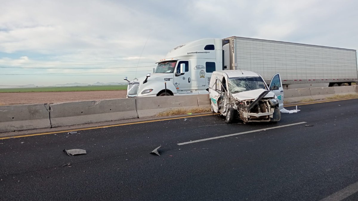 Choque sobre la México 15 en Guasave deja fuertes daños materiales