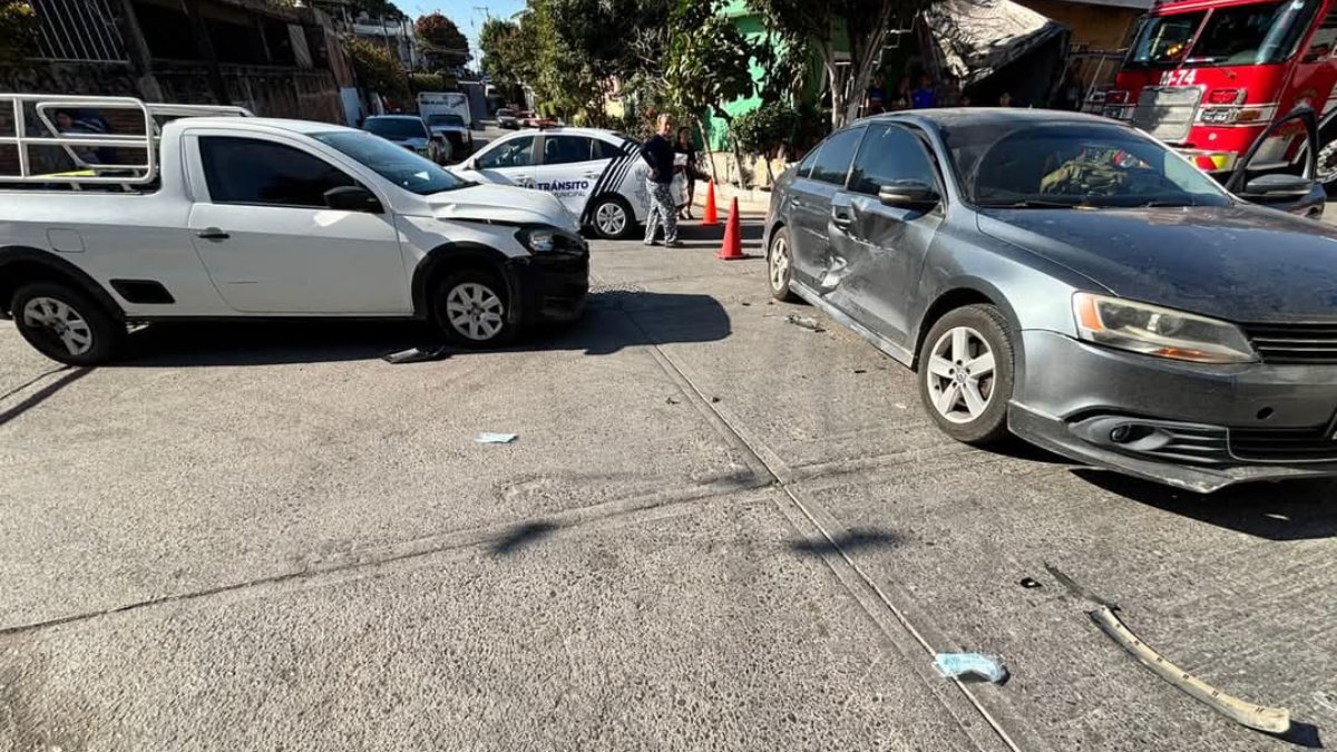 Choque en la colonia Juárez en Mazatlán, deja a una persona atrapada en su vehículo