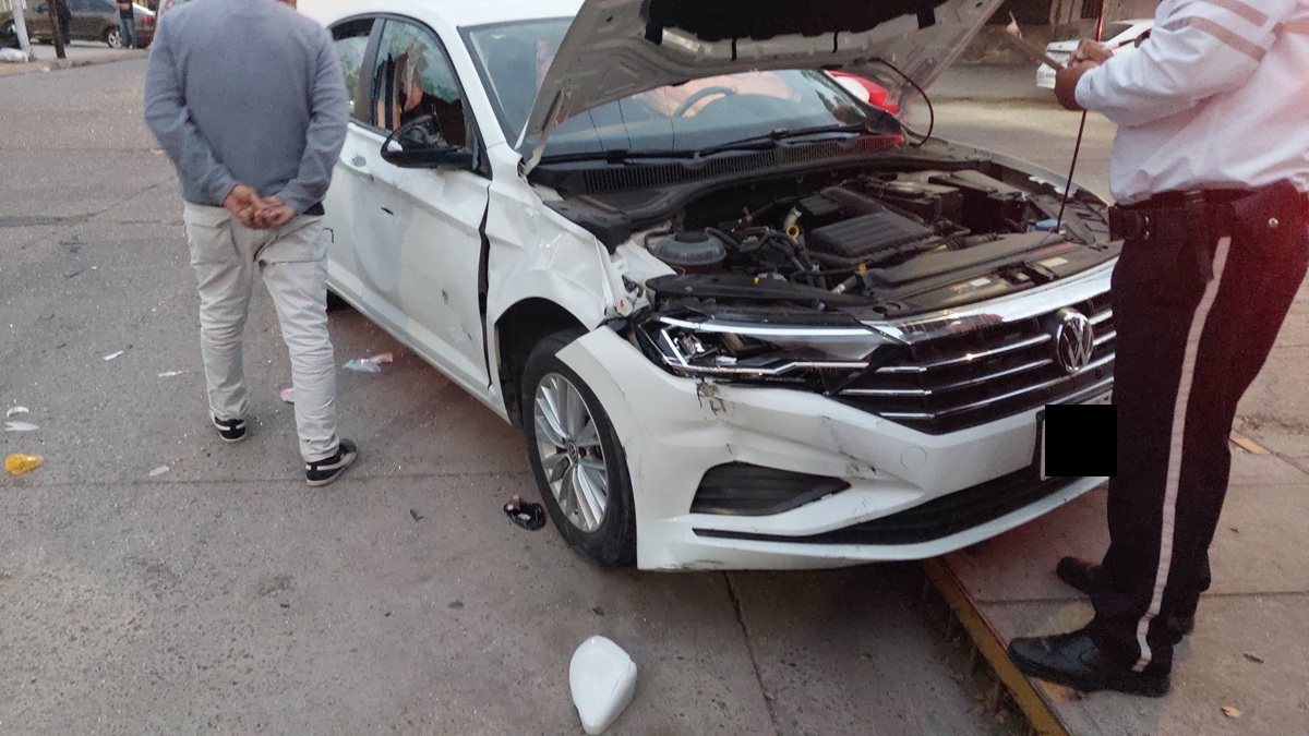 Accidente de moto contra carro en el Centro de Los Mochis deja un lesionado