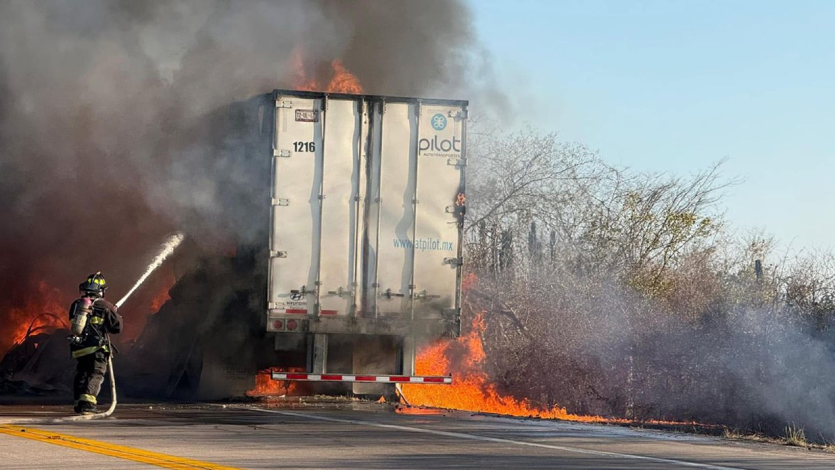 Cierran la Mazatlán-Tepic por incendio de tráiler en el kilómetro 230