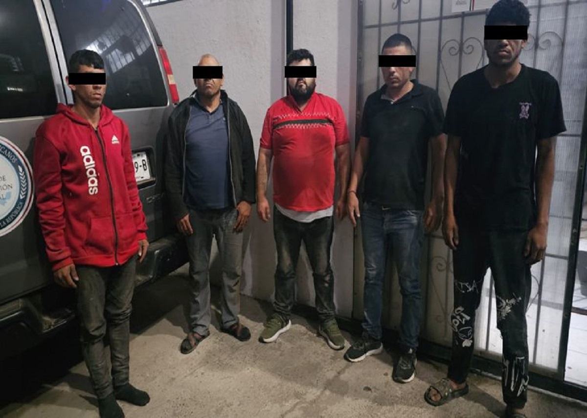Detienen a cinco en Mazatlán y aseguran una toma de combustible, cubitanques y armamento