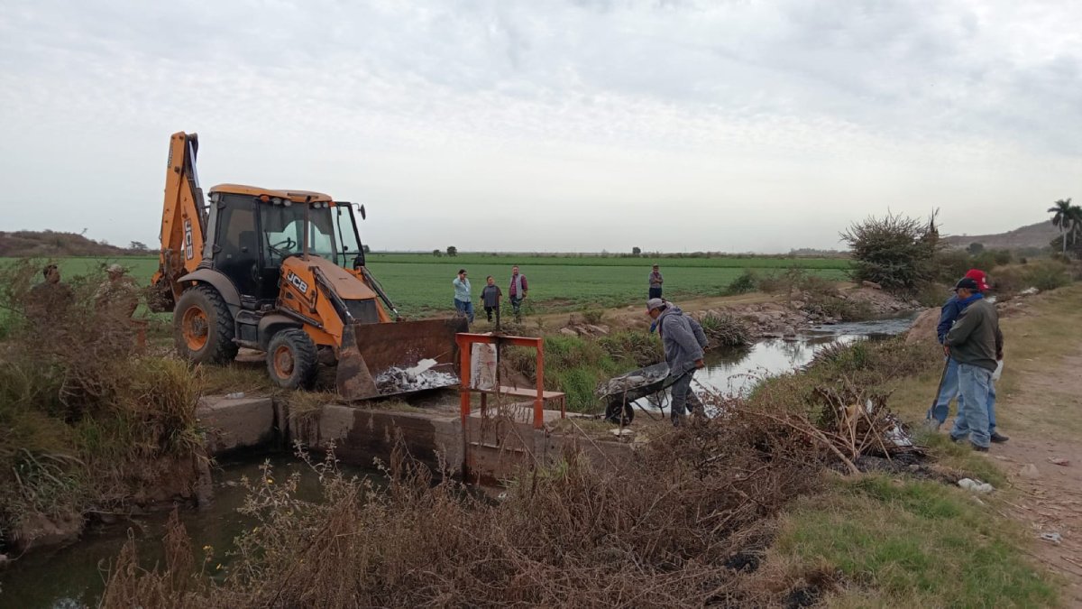 Ya se limpió el canal de peces muertos, aun no hay agua en la llave continuarán llevando pipas al Ejido la Arrocera