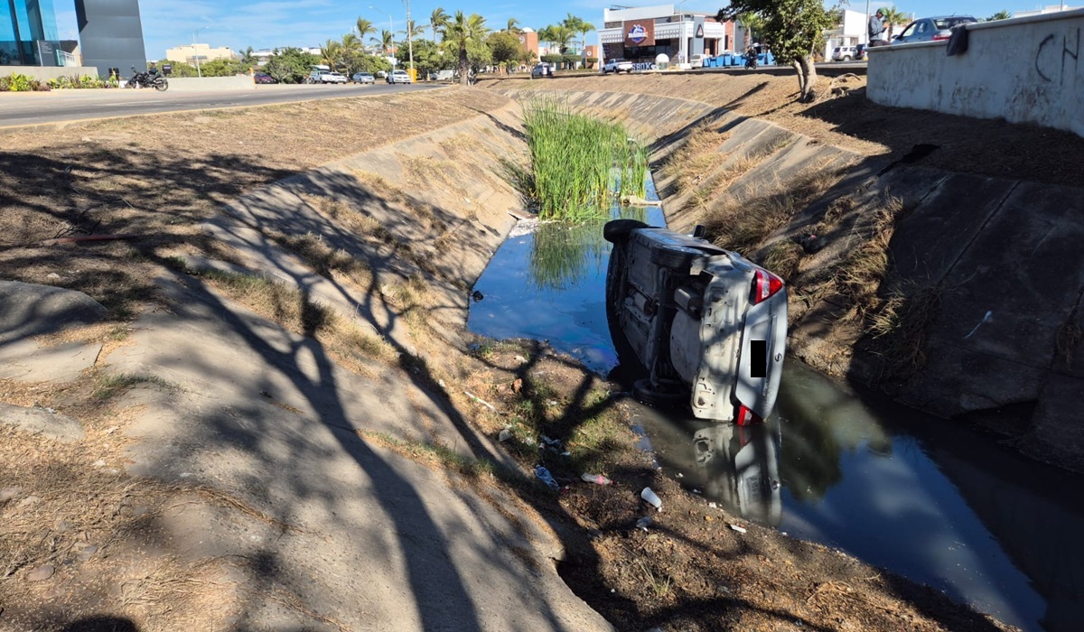 Conductor cae a canal pluvial en Paseo del Atlántico en Mazatlán
