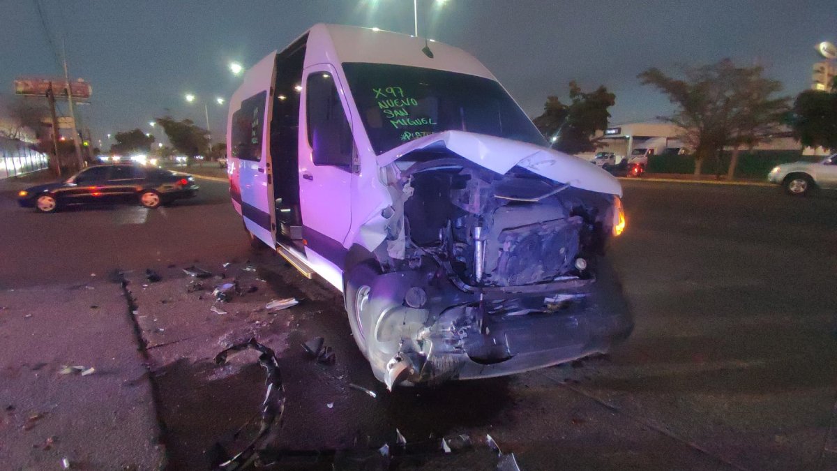Conductor de Sprinter se impacta contra un vehículo en bulevar López Mateos, a la salida de Los Mochis