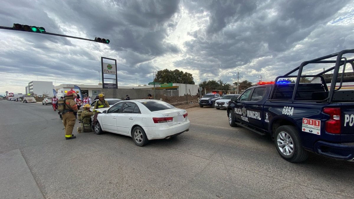 Conductor resulta lesionado en choque de dos autos en Guasave