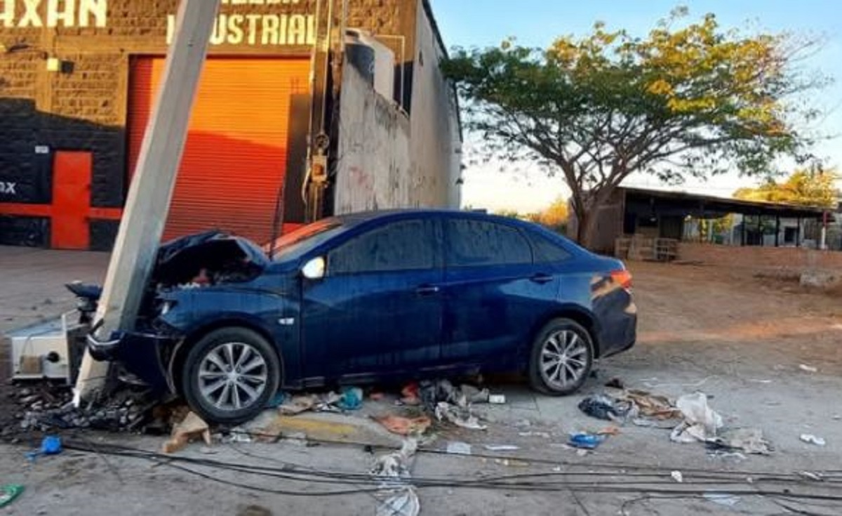Conductor se impacta contra transformador y deja a todo un sector sin luz en Mazatlán