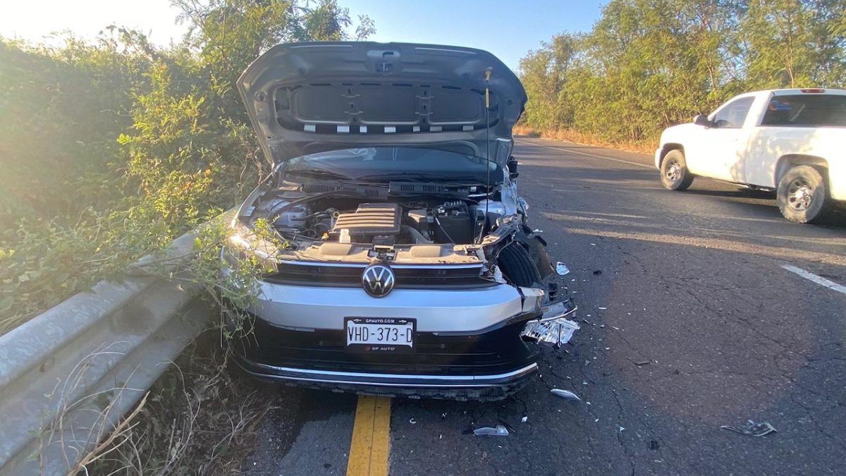 Conductora de vehículo se impacta contra un tráiler sobre la México 15, en Guasave, y ocasiona daños materiales