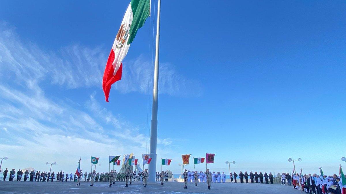 Conmemoran los tres niveles de gobierno el Día de la Bandera en la explanada Sánchez Taboada, Mazatlán
