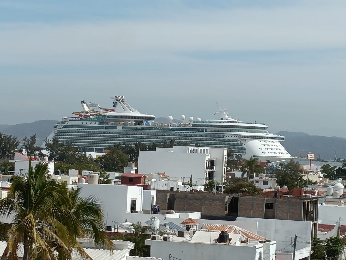 ‘Navigator of the Seas’ es recibido en Mazatlán con 3 mil 86 pasajeros a bordo