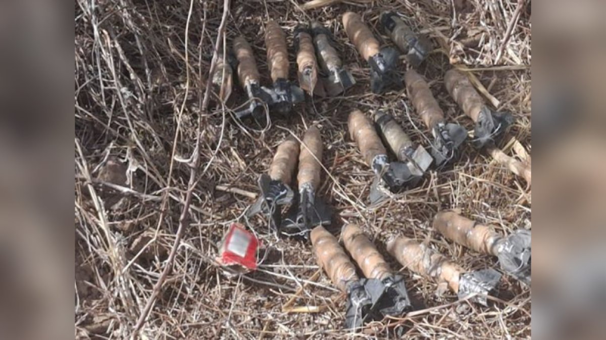 Localizan 19 artefactos explosivos 🧨, un arma larga y equipo táctico, en Cosalá
