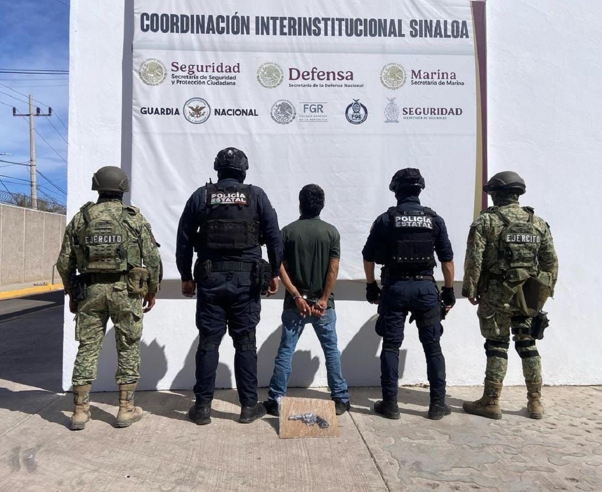 ¡Caminaba por la calle con la pistola fajada! Detienen a hombre con un revólver al sur de Culiacán