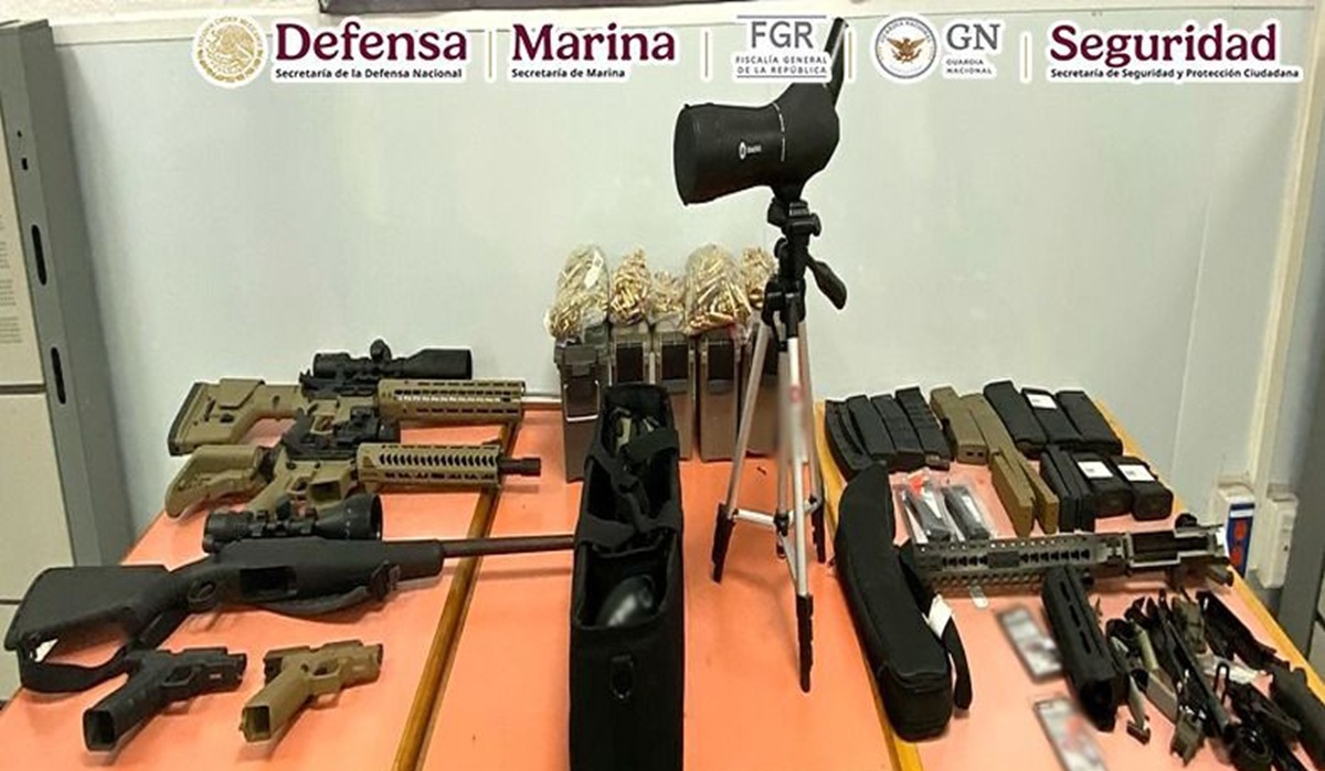 Detienen a estadounidense en Tijuana con armas, cartuchos y un telescopio