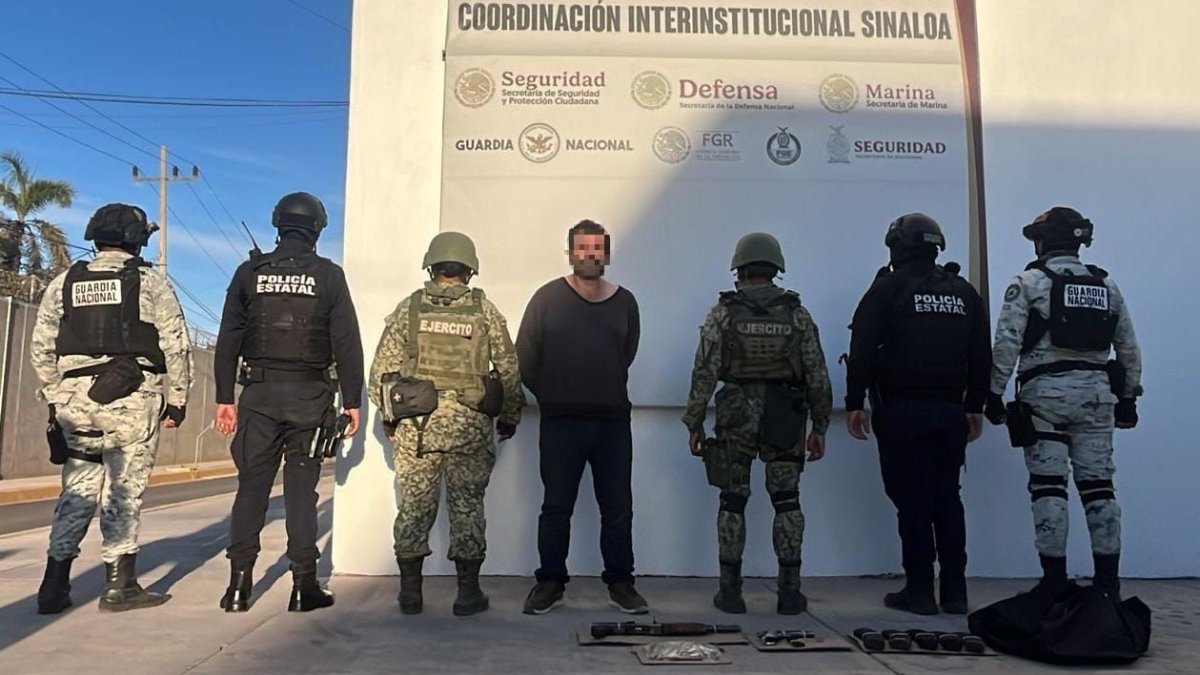 ¡Las traía en una maleta! Detienen en Culiacán a hombre con un ‘cuerno de chivo’ y una .38” súper