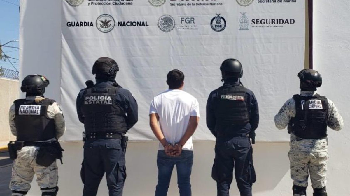 ¡Por pasarse un alto! Detienen policías estatales a sujeto que portaba una pistola