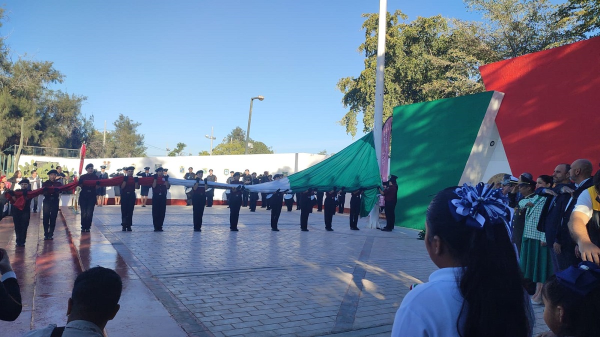 Rinden homenaje en Día de la Bandera; niña le canta el himno nacional en lengua yoreme mayo