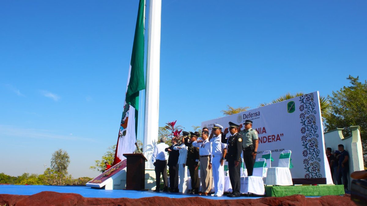 Ondea la Bandera de México en lo más alto de la Tercera Región Militar en Mazatlán