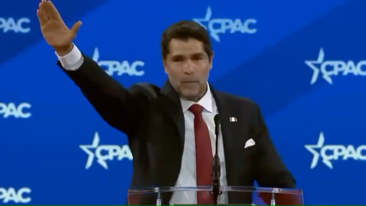 Video viral: Eduardo Verástegui emula a Elon Musk, haciendo el saludo nazi en convención ultraderechista en EU