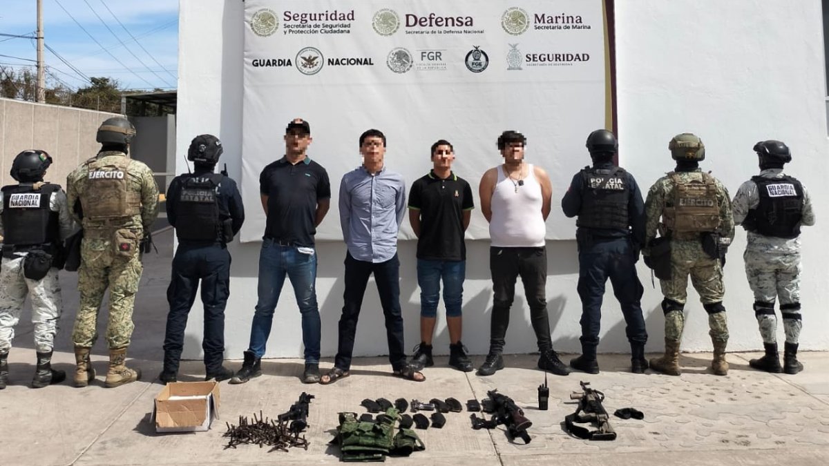 Traían una M4 y dos AK-47; elementos militares aseguran a cuatro civiles en Bellavista, Culiacán