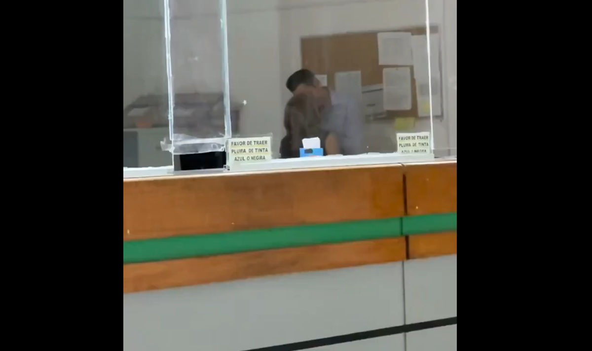 Video viral: ¡En modo cariñoso! Cachan a dos empleados del IMSS besándose, mientras pacientes hacían fila