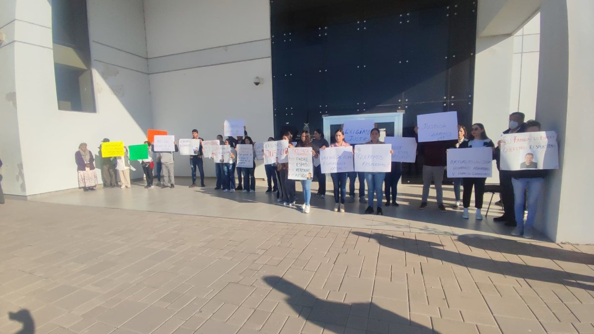 Familiares de Nolberto exigen justicia; continúa audiencia en contra de policías, los presuntos responsables