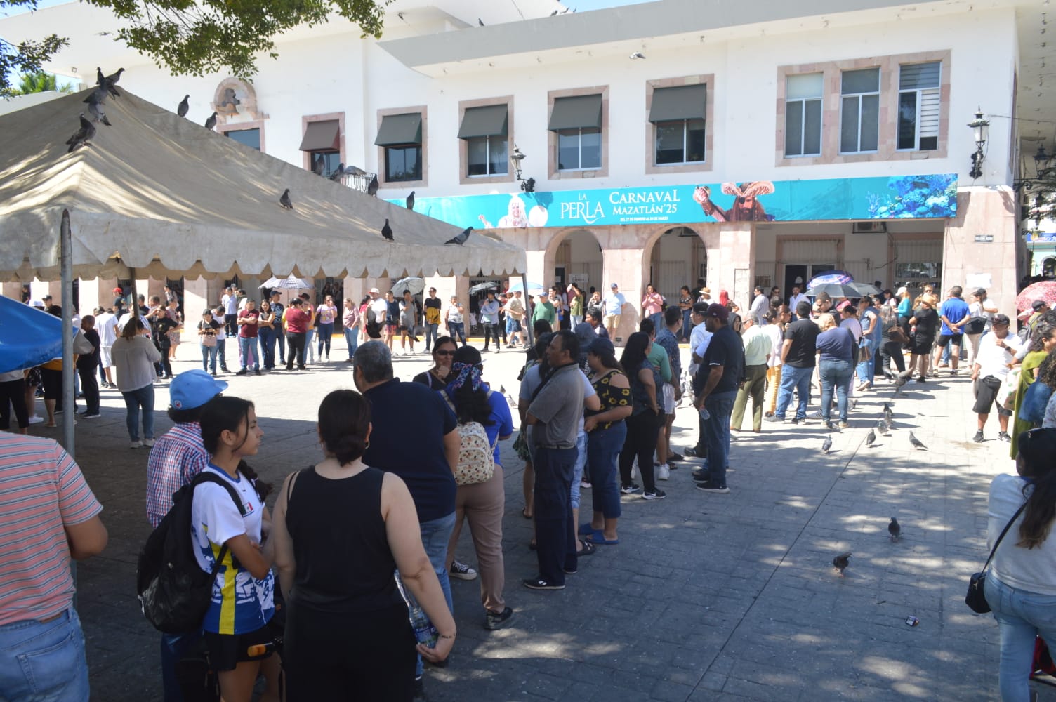 ¿Ya tienes los tuyos? Largas filas para boletos gratuitos del Carnaval en Mazatlán
