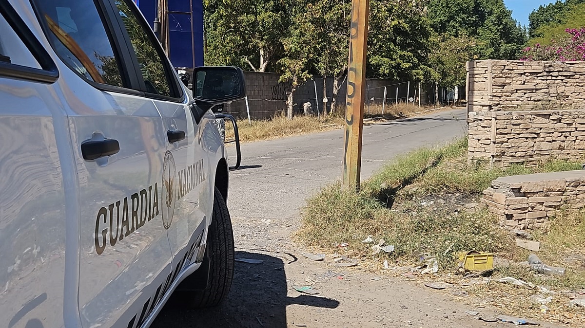 Halla la Guardia Nacional un ‘Cuerno de Chivo’ tirado cerca de panteón de Culiacán