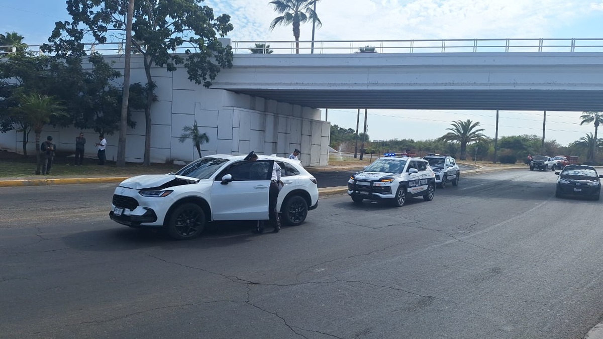 Grupo armado provoca accidente y despoja auto para huir en el sector Humaya, Culiacán