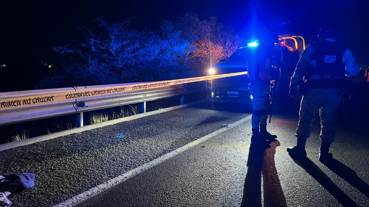 ‘Encobijado’ y con mensaje en cartulina, hallan sin vida a hombre por la carretera Libramiento Culiacán