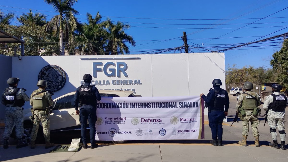 Hallan vehículo con reporte de robo, sustancias ilícitas y cargadores en Culiacán
