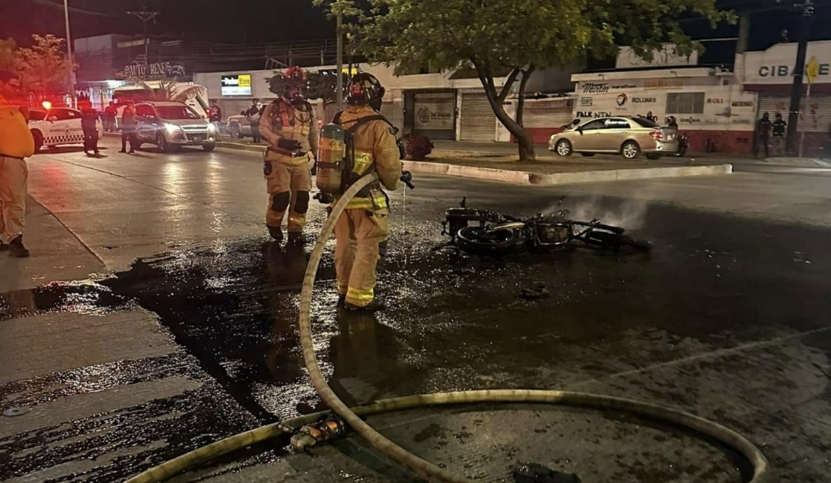 Arde motocicleta tras accidente, su conductor resulta lesionado en Mazatlán