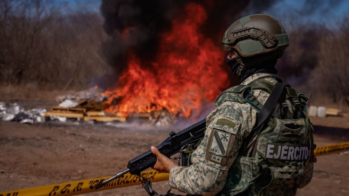 Incineran más de 2 toneladas de droga y maquinitas tragamonedas decomisadas en Sinaloa; asiste Rocha