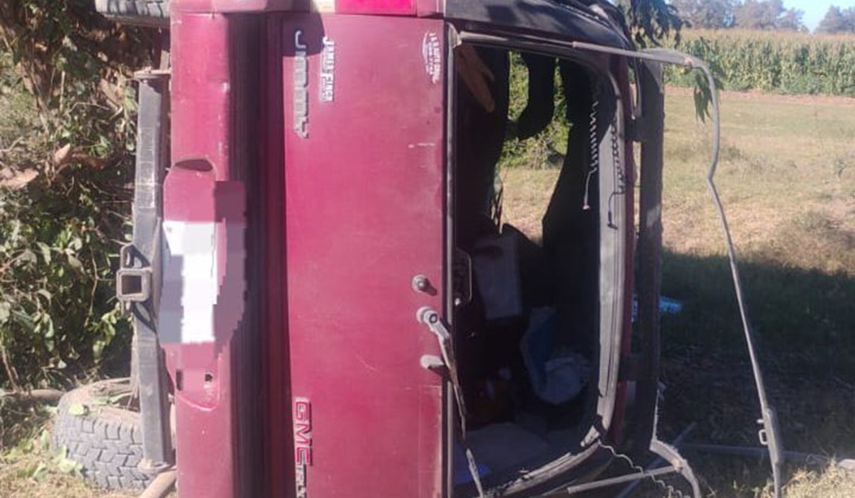 Joven resulta lesionado al estrellar su vagoneta contra árbol en Guasave