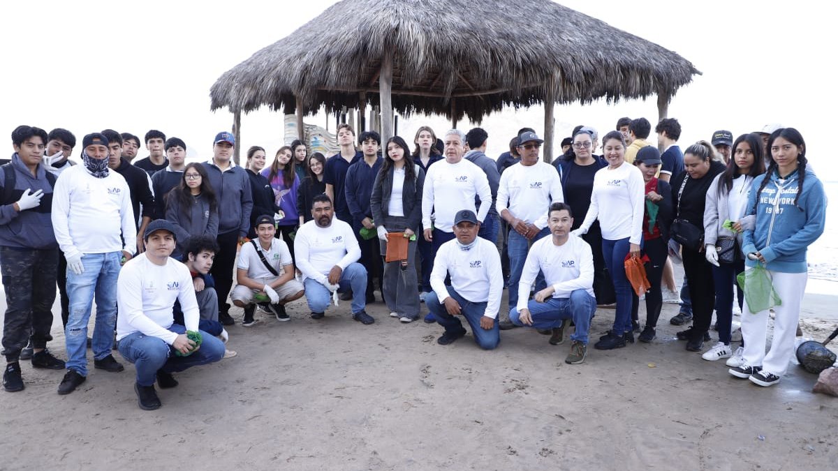 Se unen estudiantes y autoridades para limpiar playa de Zona Dorada en Mazatlán