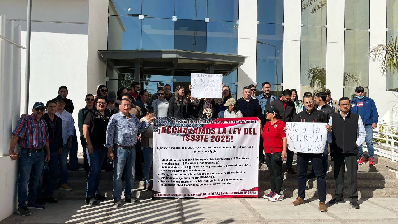 Se manifiestan maestros en contra de la Ley del ISSSTE, en Guasave