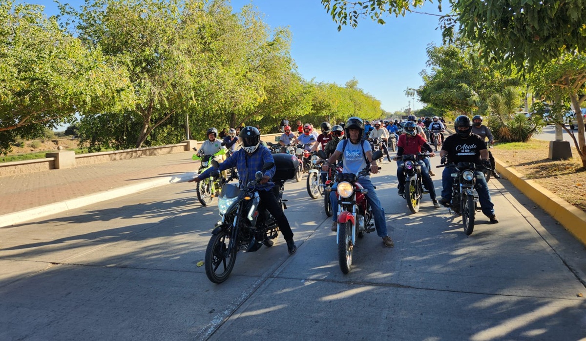 Motociclistas y ciudadanos se manifiestan en Guasave; exigen den facilidades de regularizarse
