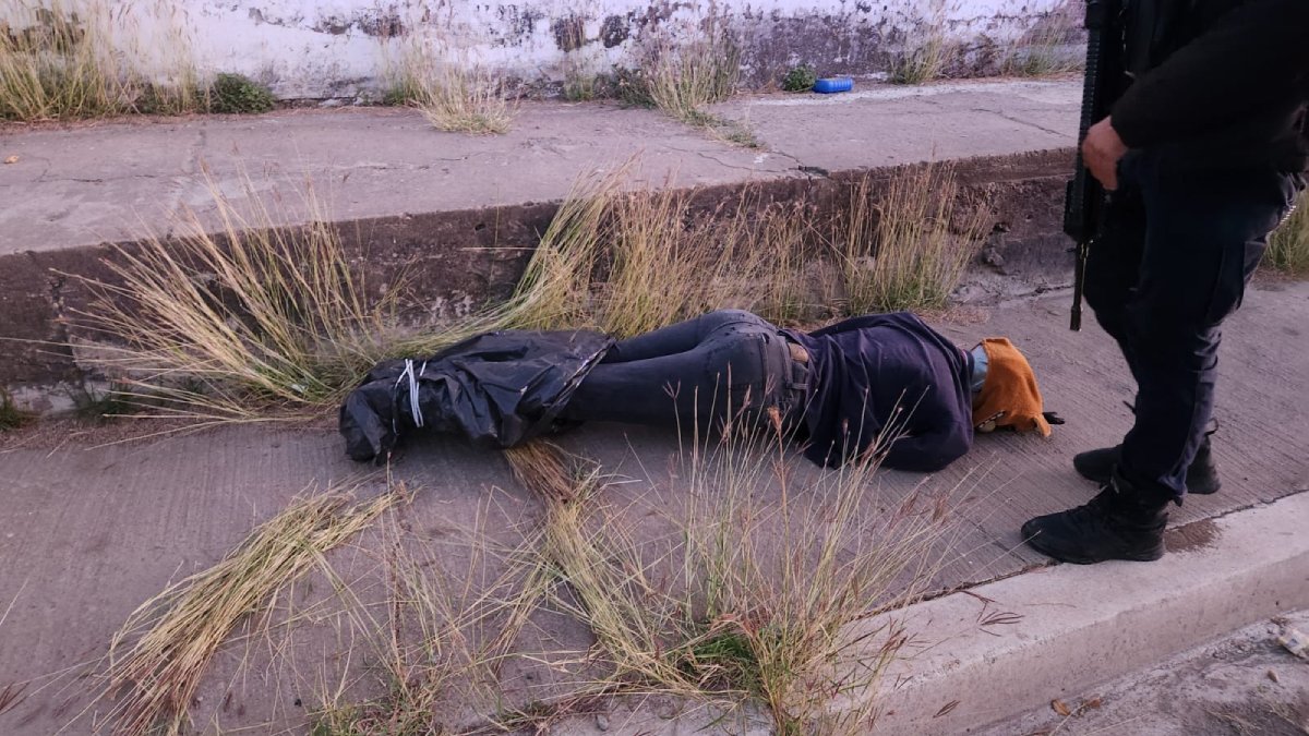 Reportan muerto en Culiacán y era un maniquí con máscara y amarrado de pies
