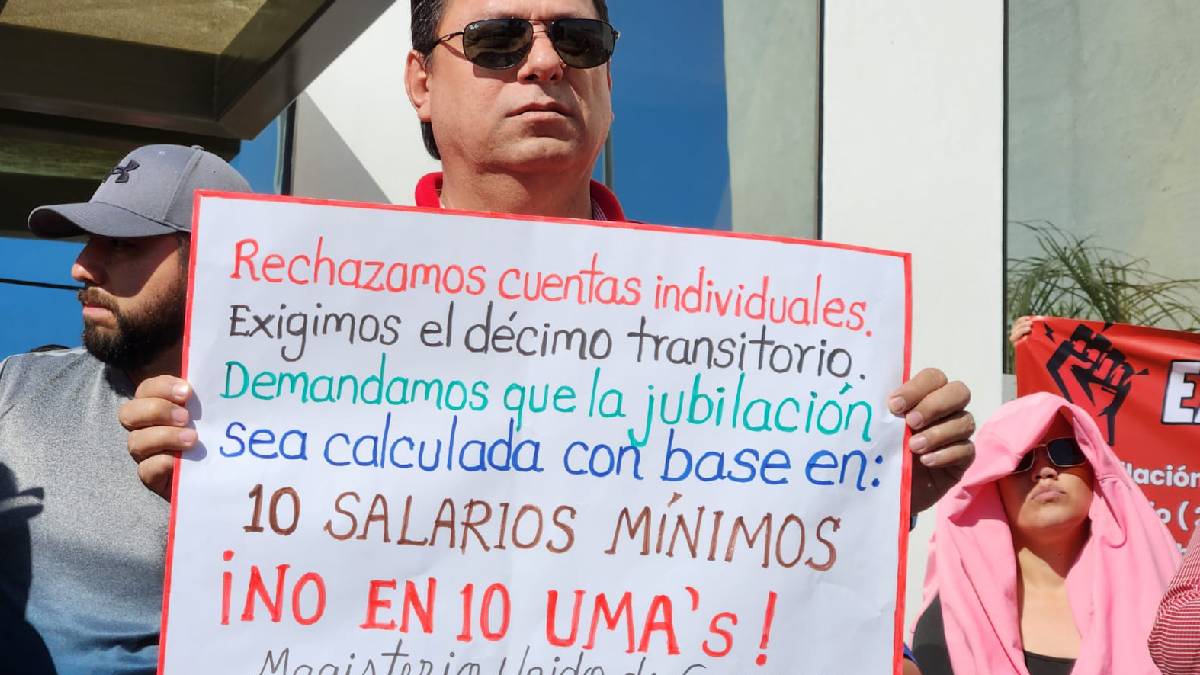 Marchan maestros de Guasave en contra de la Ley del Issste; mañana van a Los Mochis